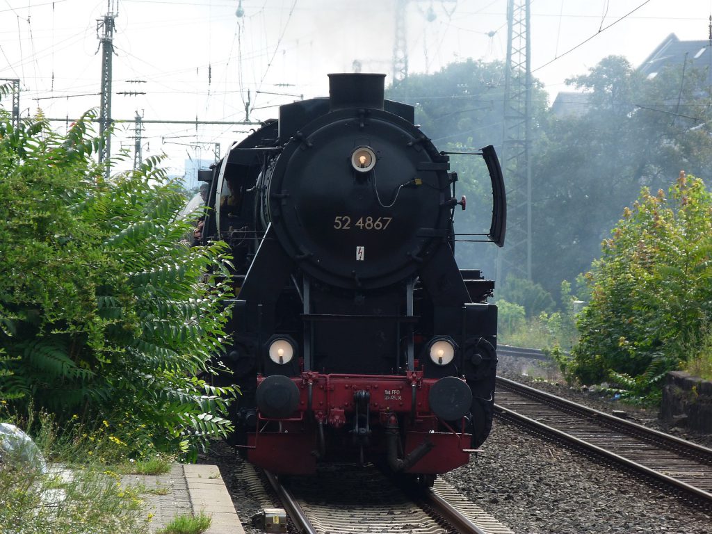 52 4867 bei der Einfahrt nach Frankfurt-Höchst