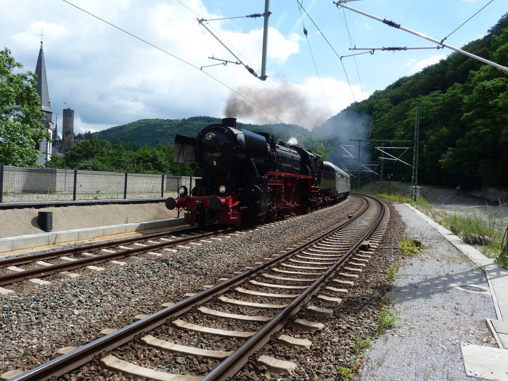 Dampflokomotive 52 4867 fährt in den Bahnhof von Eppstein ein.