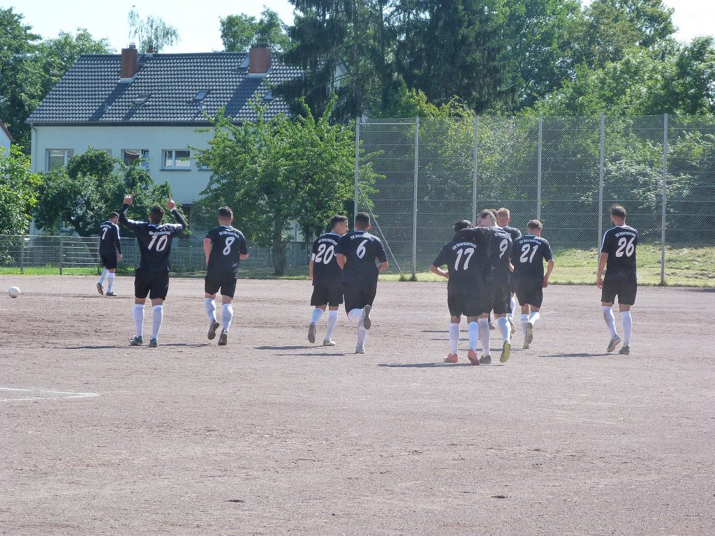 Jubelnde Spieler des VfB Unterliederbach