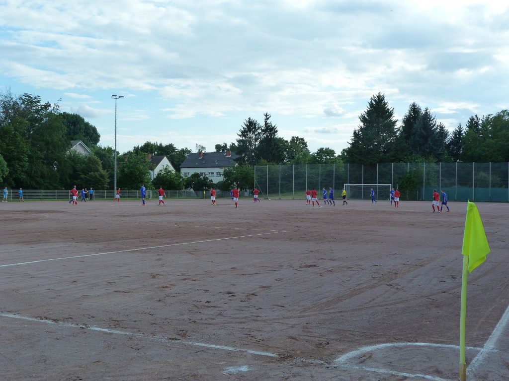 Der Hartplatz des VfB Unterliederbach an der Hans-Böckler-Straße