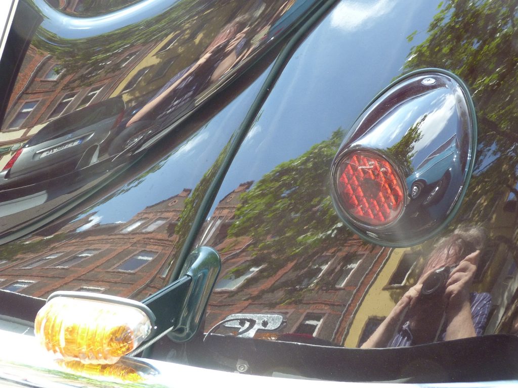 Selbstporträt auf VW-Kotflügel