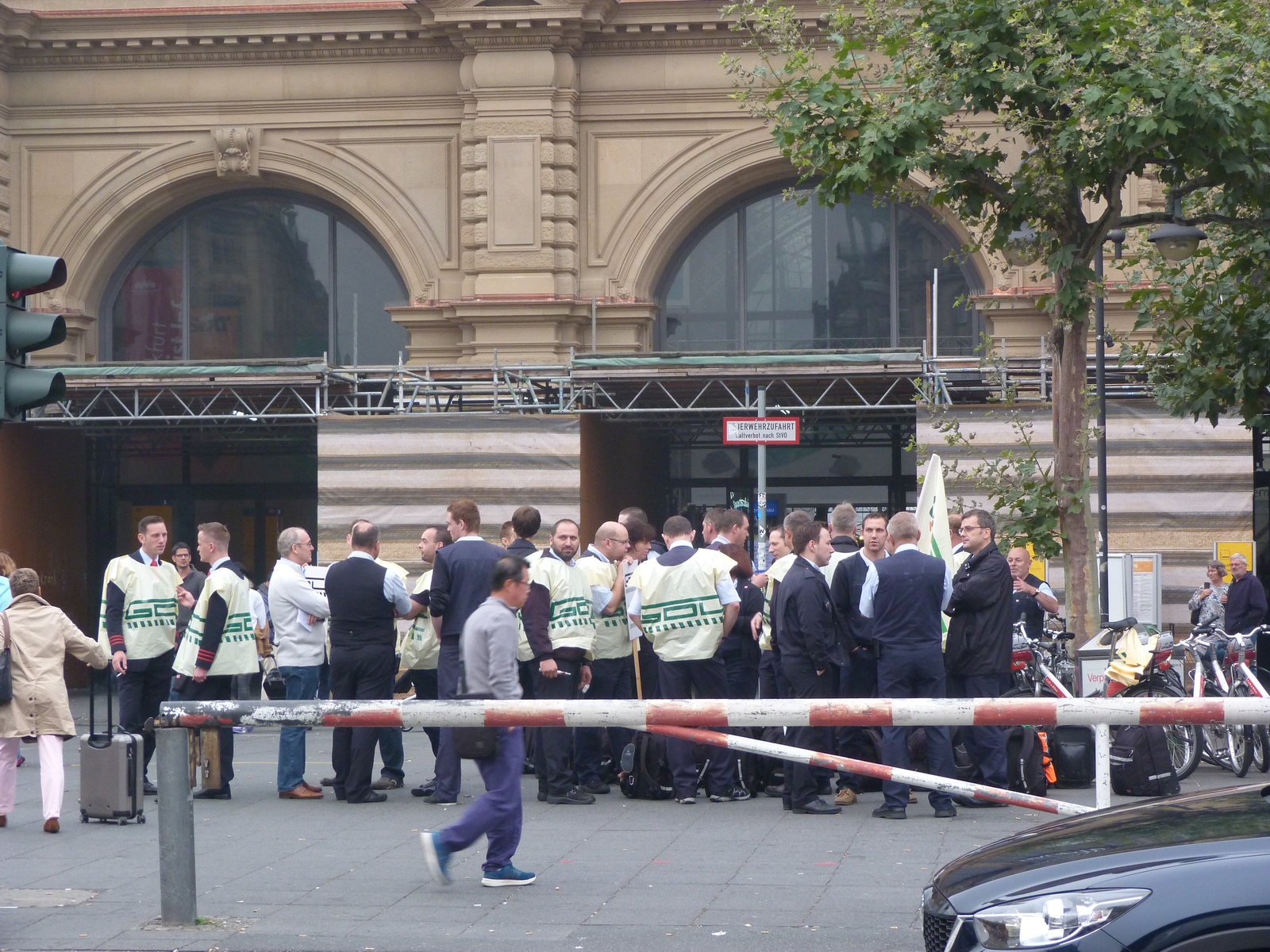 Streikende der GDL vor dem Frankfurter Hauptbahnhof