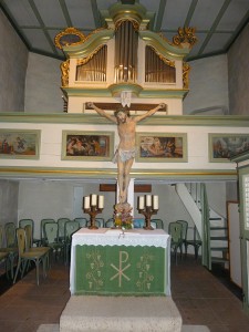 Altar, Kruzifix und Orgel der evangelischen Dorfkirche in Unterliederbach