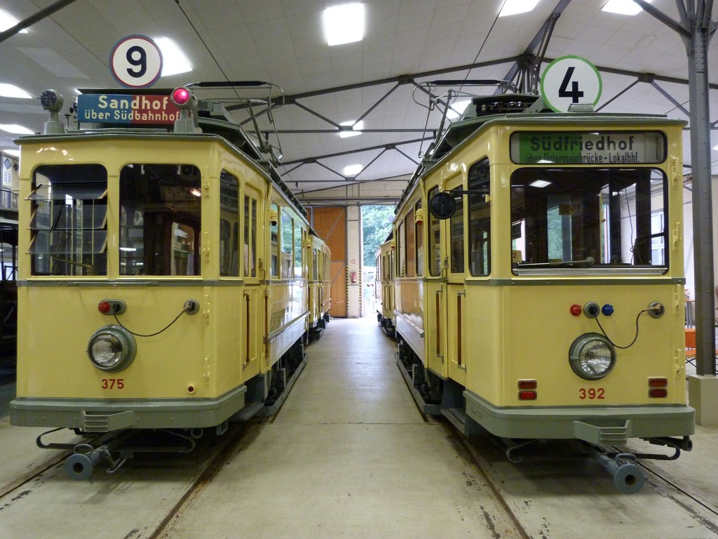 Zwei historische Straßenbahnzüge mit C-Triebwagen (links) und D-Triebwagen (rechts)