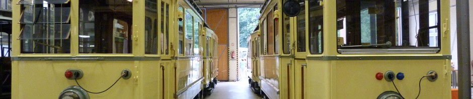 Zwei historische Straßenbahnzüge, Verkehrsmuseum
