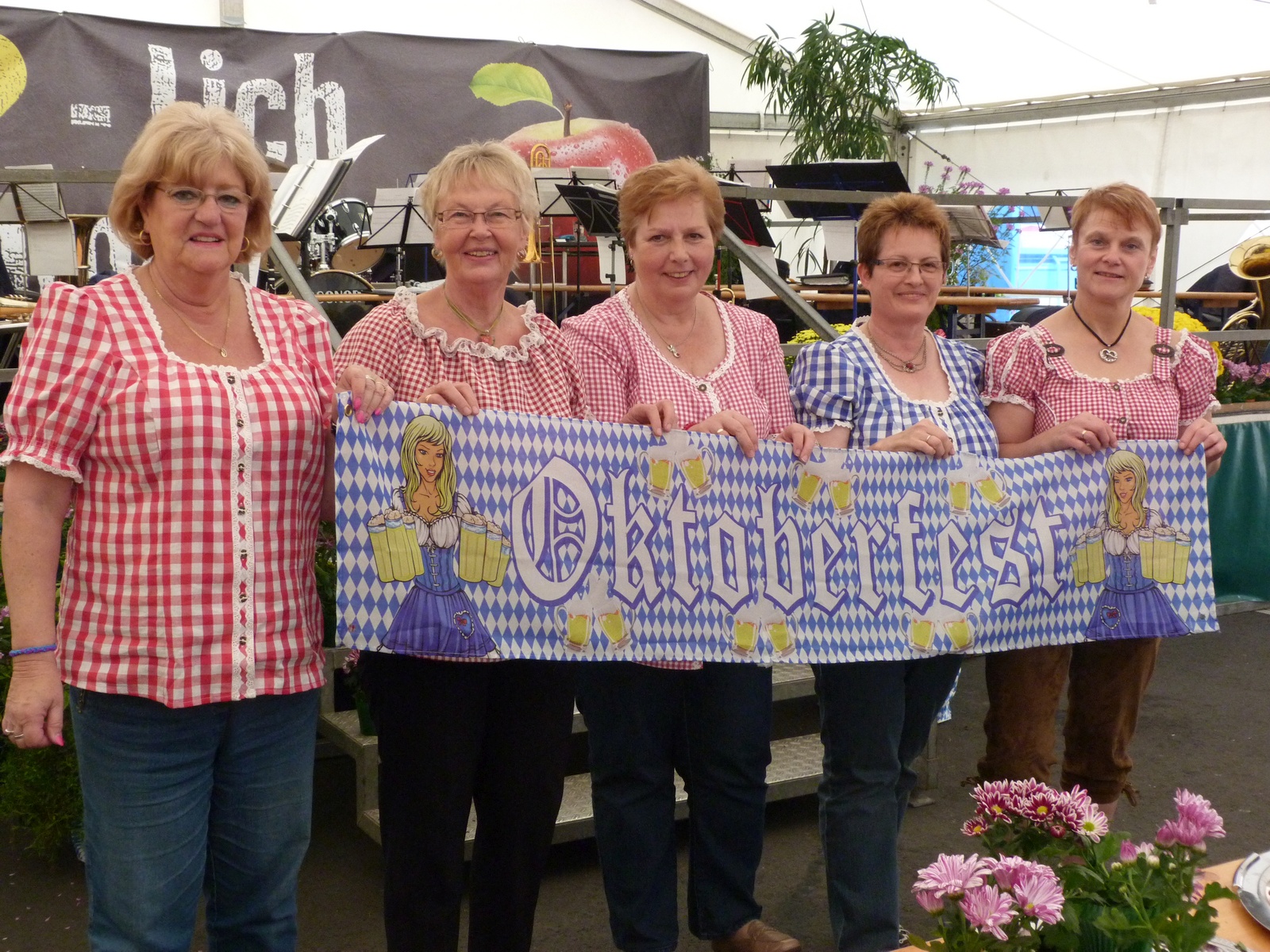 Einige der Damen des Frauenchors Liedertafel - genannt Worzel - auf dem 1. Unterliederbacher Oktoberfest nach ihrem Auftritt in Feierlaune