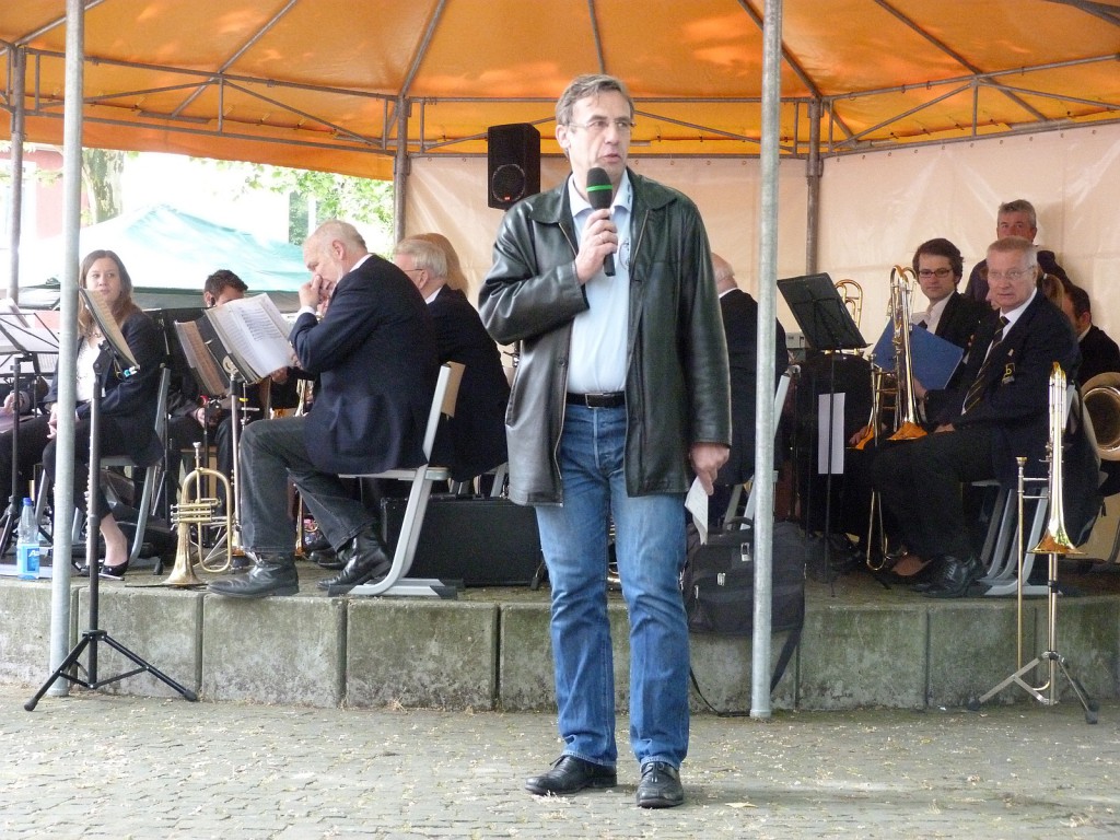 Hubert Schmitt, 1. Vorsitzender des vereinsring Unterliederbach, bei seiner Eröffnungsrede zum 34. Bürgerfest.