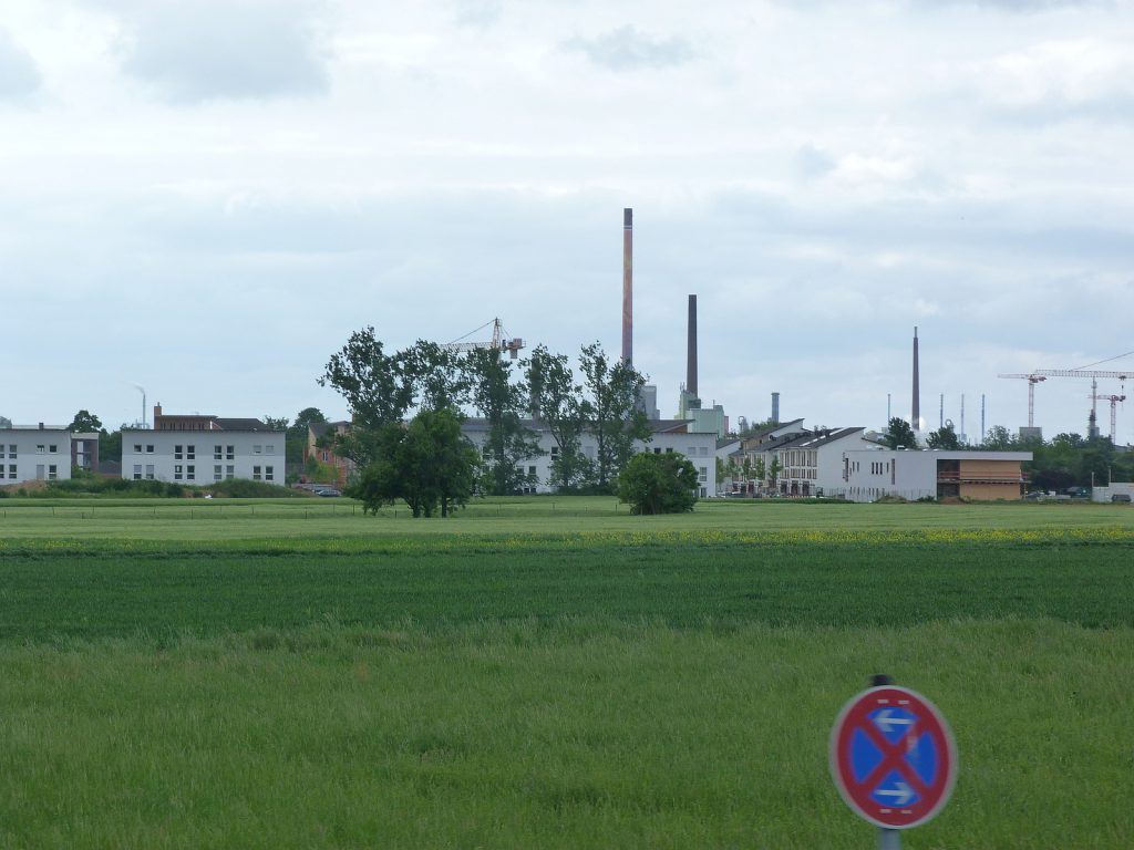 Parkstadt Unterliederbach vom Zug her gesehen.