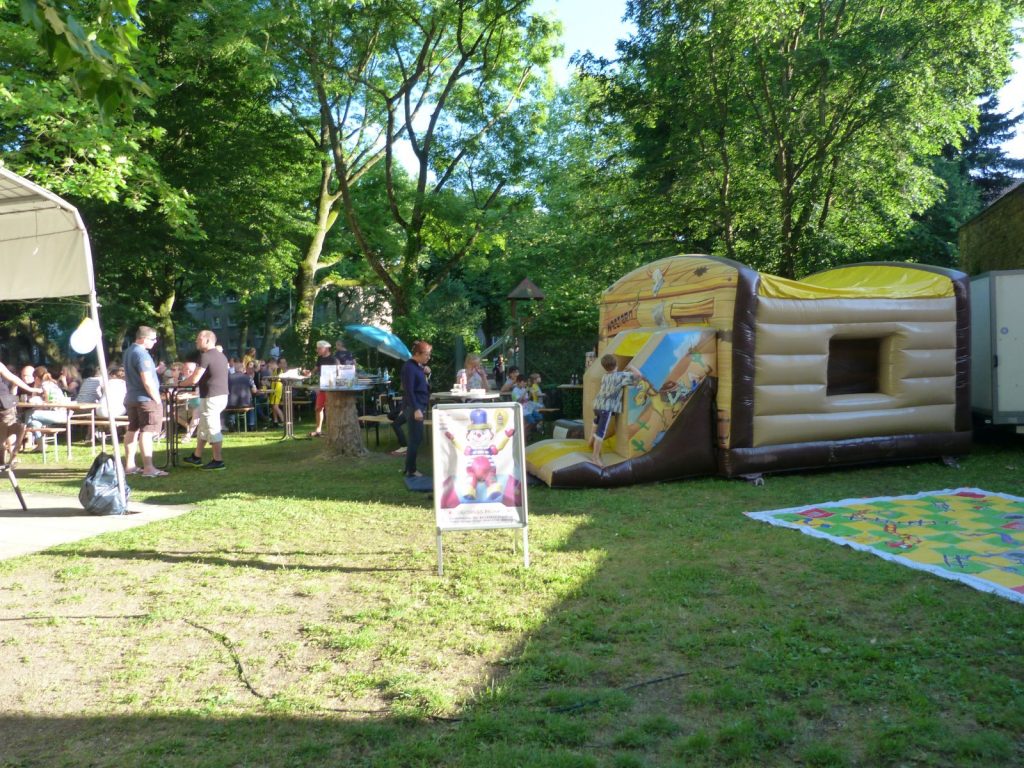 Hüpfburg auf dem Gelände des Vereinsringhauses am Graubnerpark in Frankfurt am Main Unterliederbach