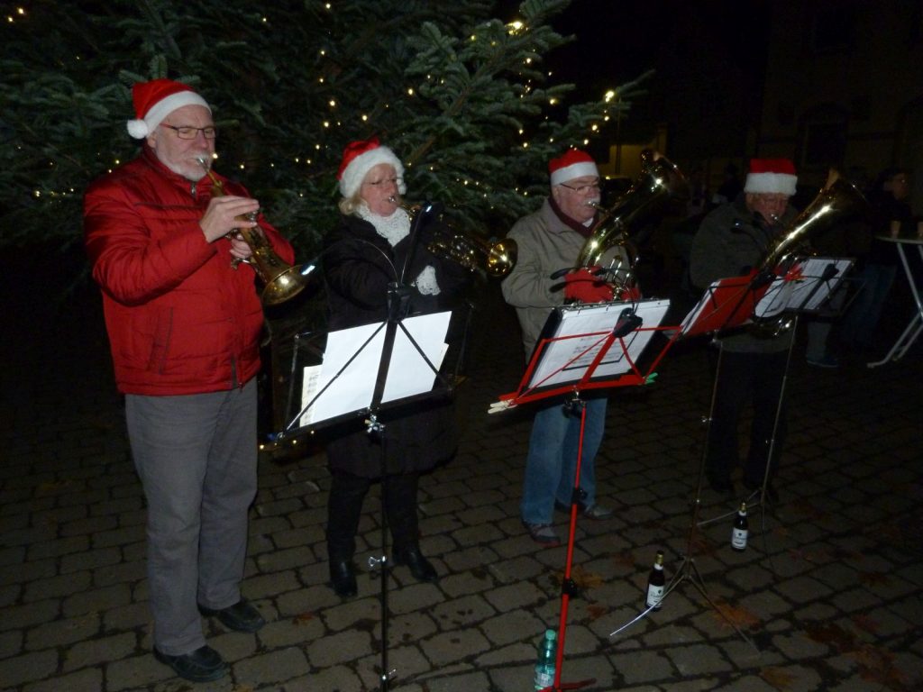 Aufstellen des Weihnachtsbaumes inUnterliederbach 2017