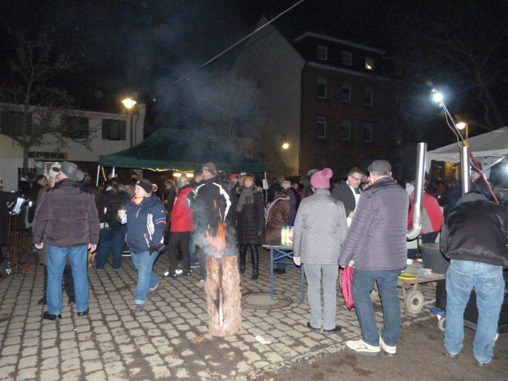 Aufstellen des Weihnachtsbaumes inUnterliederbach 2017