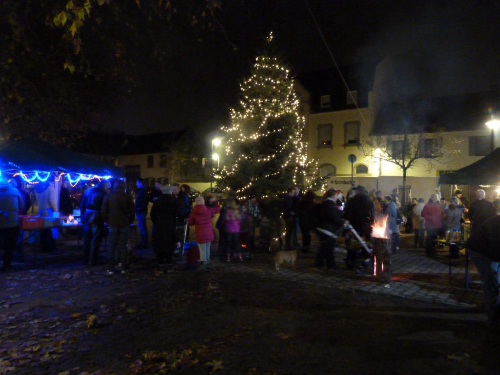 Aufstellen des Weihnachtsbaumes inUnterliederbach 2017