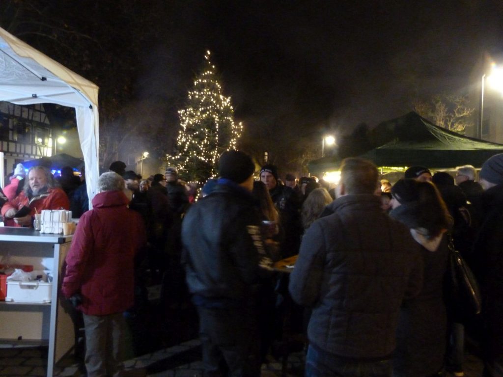 Aufstellen des Weihnachtsbaumes inUnterliederbach 2017