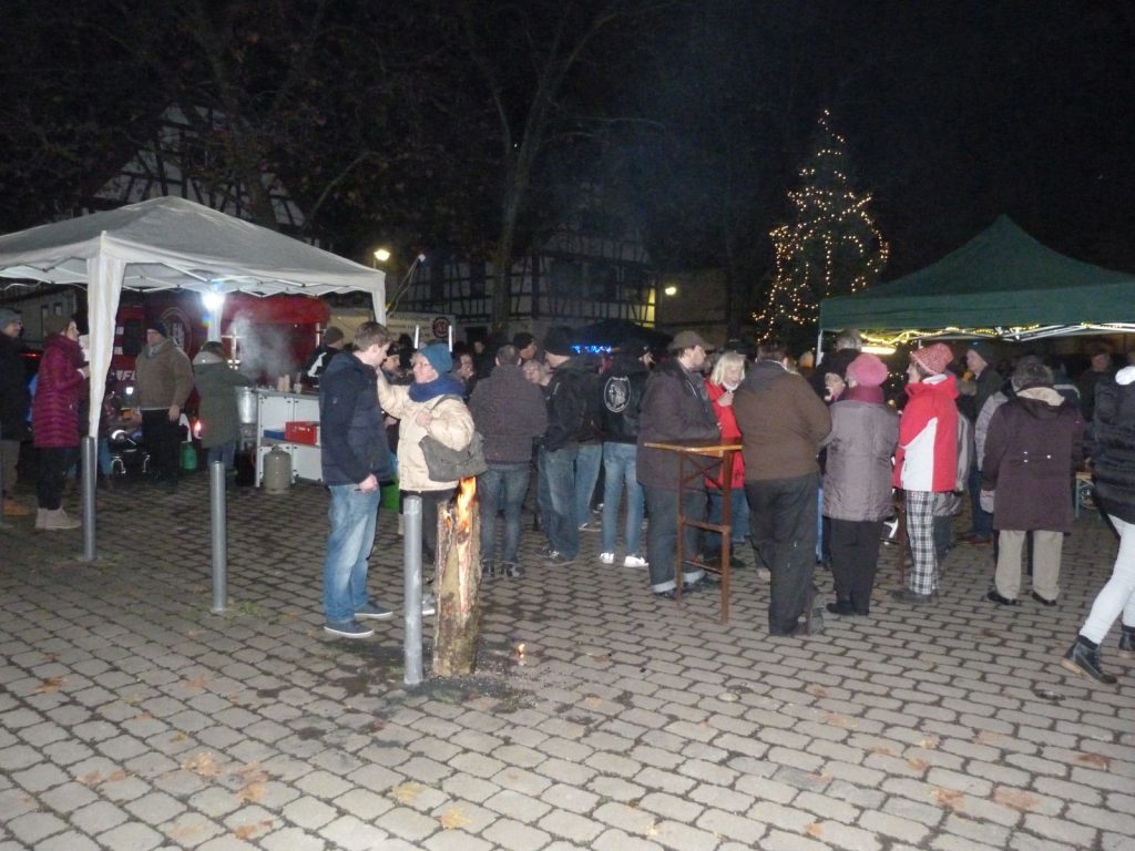 Aufstellen des Weihnachtsbaumes inUnterliederbach 2017