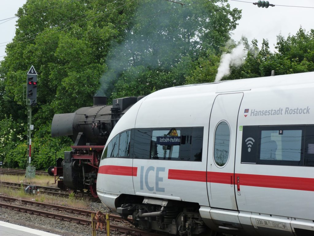 Dampflokomotive 52 4867 und ICE in Frankfurt-Höchst