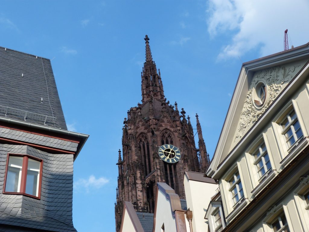 Domspitze über neuen Altstadt von Frankfurt am Main