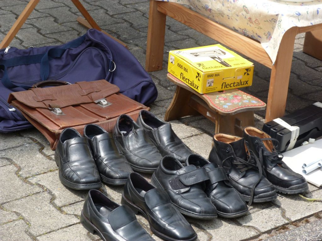 Acktentasche und Schuhe auf dem Unterliederbacher Höfeflohmarkt 2018