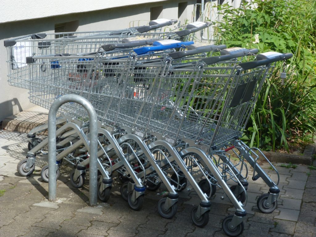 Einkaufswagen irgendwo in Unterliederbach