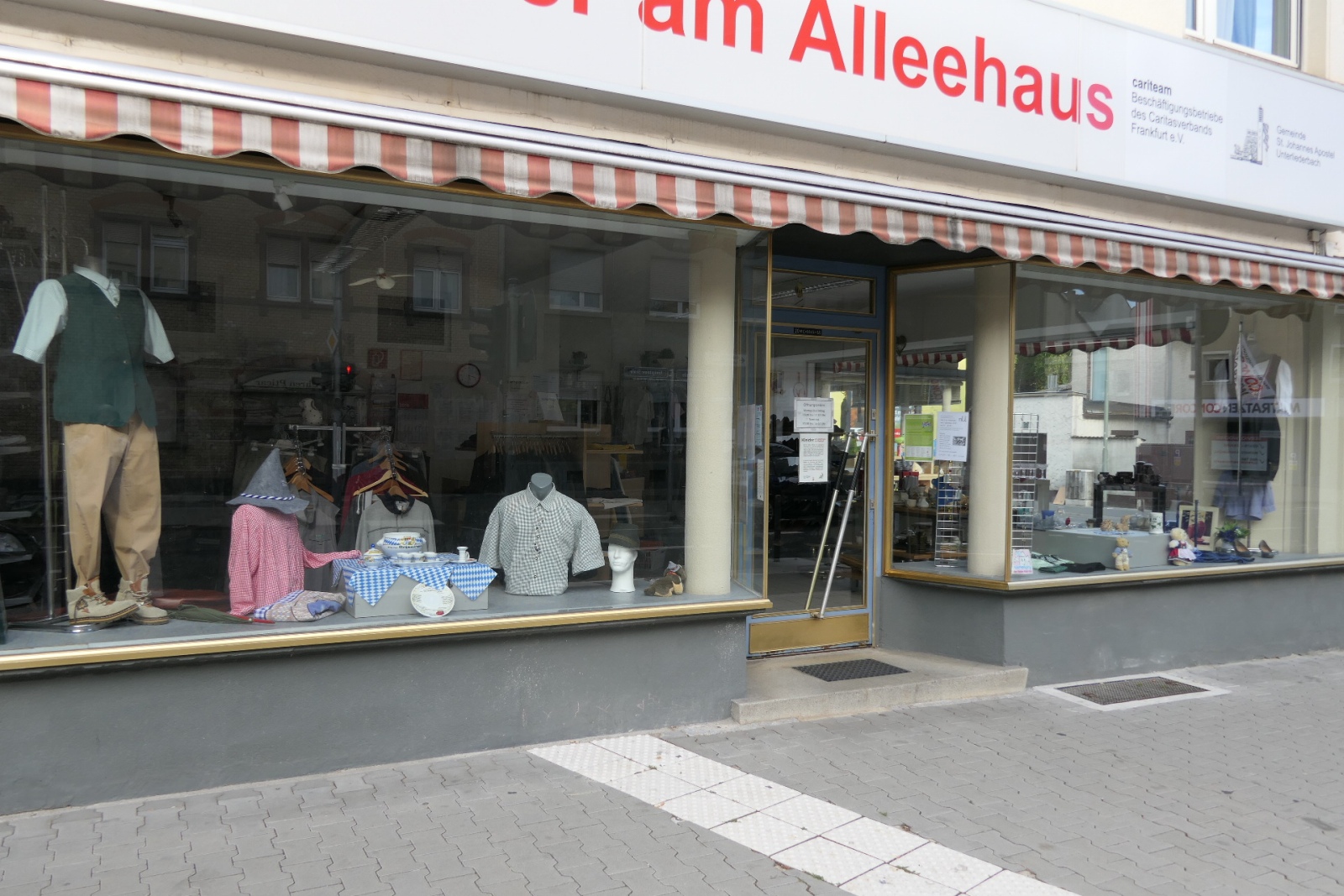 Kleider am Alleehaus, Königsteiner Straße in Frankfurt am Main Unterliederbach