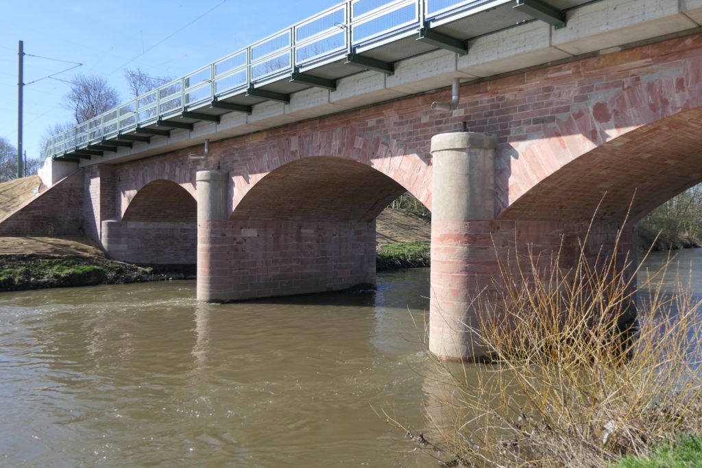 Teilerneuerte Eisenbahnbrücke Nied von 1839