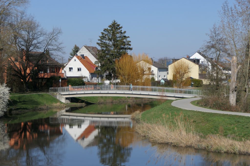 Fußgängerbrücke über die Nidda zwischen den Frankfurter Stadtteilen Nied und Sossenheim (Siedlung "Im Mittleren Sand")