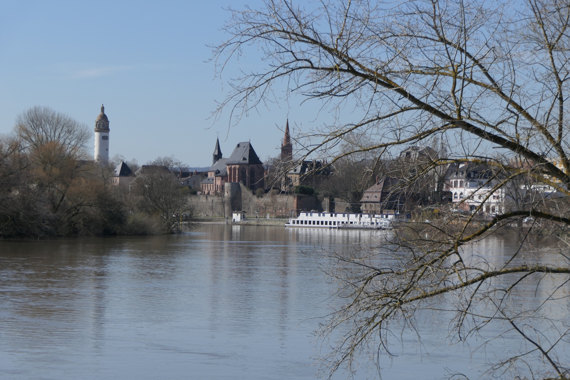 Blick auf Frankfurt-Höchst von der Wörthspitze in Nied aus