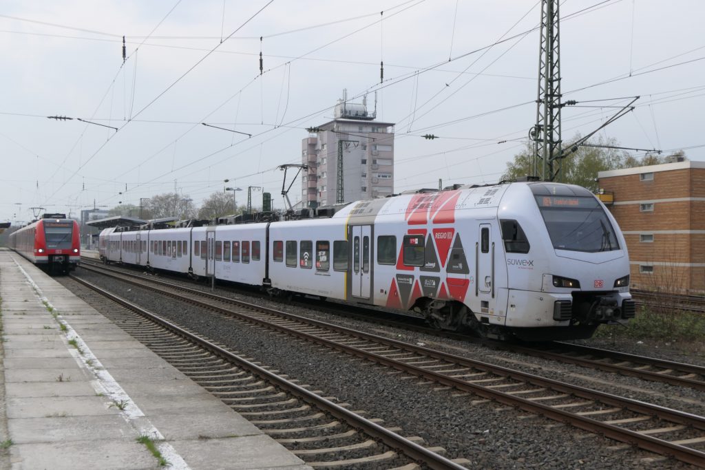 Bahnhof Frankfurt-Höchst mit Regionalexpress und S-Bahn