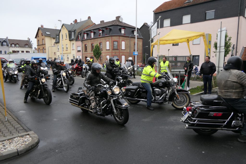 Biker fahren für Kinder. Abfahrt vom Edeka-Parkplatz in Frankfurt am Main Unterliederbach.