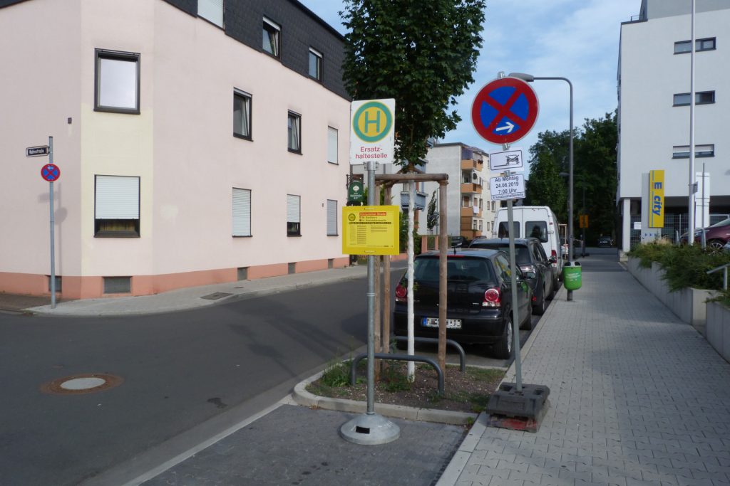 Ersatzhaltestelle in der Soonwaldstraße in Frankfurt am Main Unterliederbach