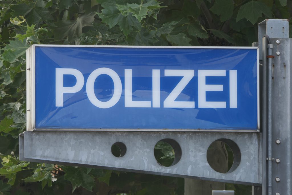 Symbolbild Polizei (Schild am 17. Polizeirevier)