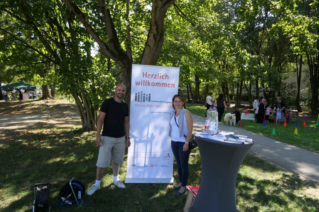 Team des Quartiersmanagements mit Bernardo Sprung bei der Befragung im Emil-Siering-Park, Unterliederbach.