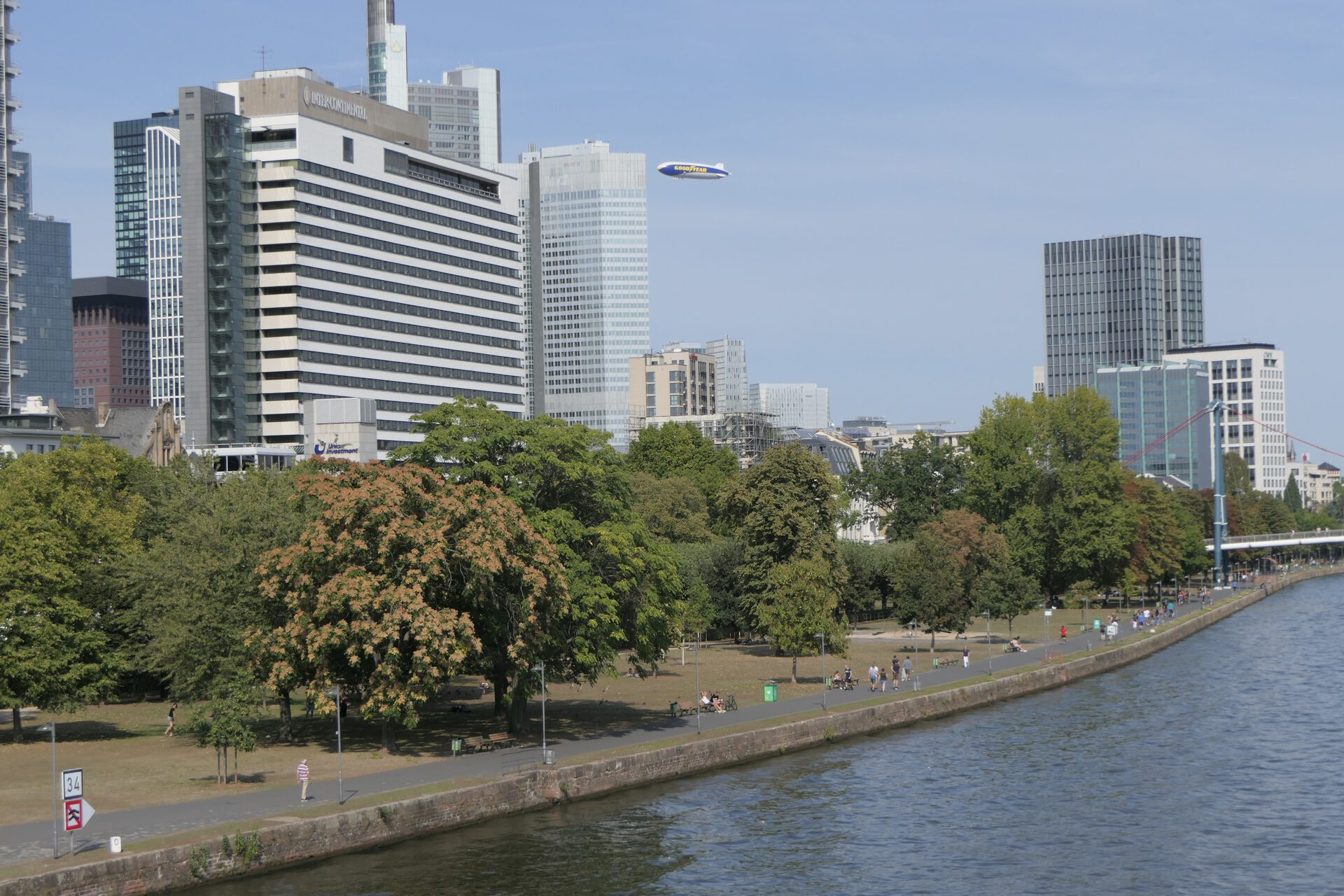 Frankfurt am Main, Mainufer mit Zeppelin NT bei einem Rundflug über der City