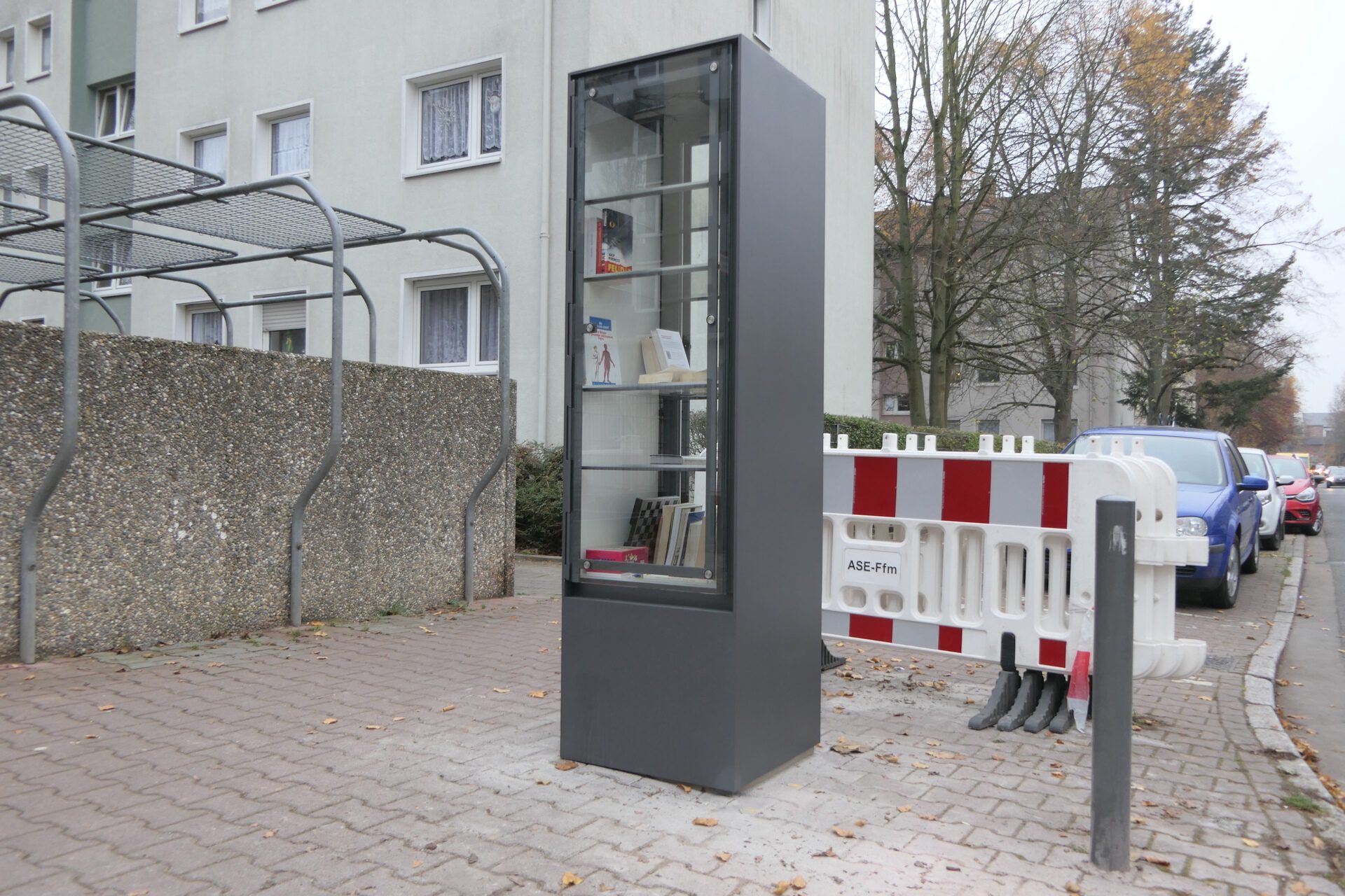 Offener Bücherschrank, Sieringstraße, Frankfurt am Main Unterliederbach