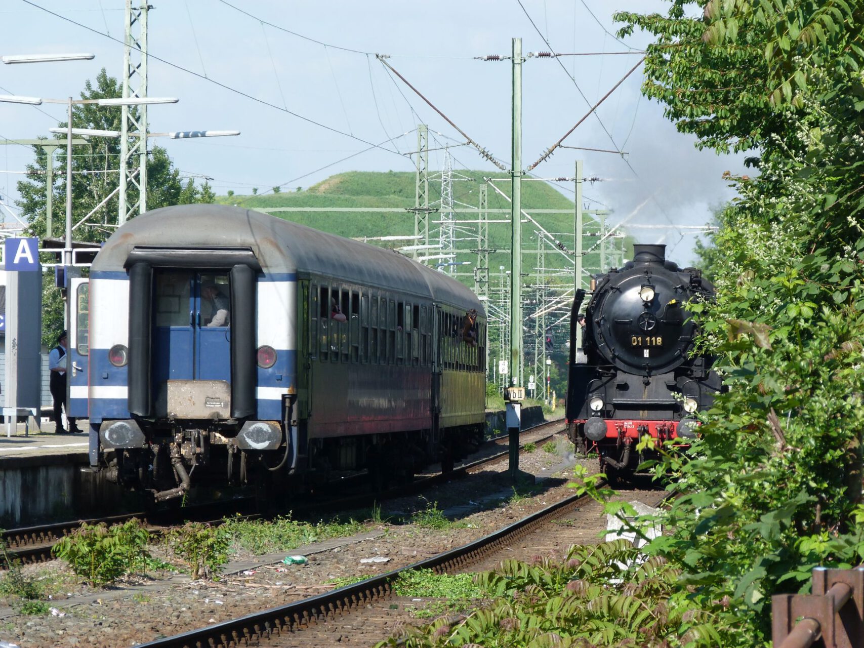 01 118 beim Umsetzen in Frankfurt-Griesheim. Im Hintergrund die "Griesheimer Alpen".