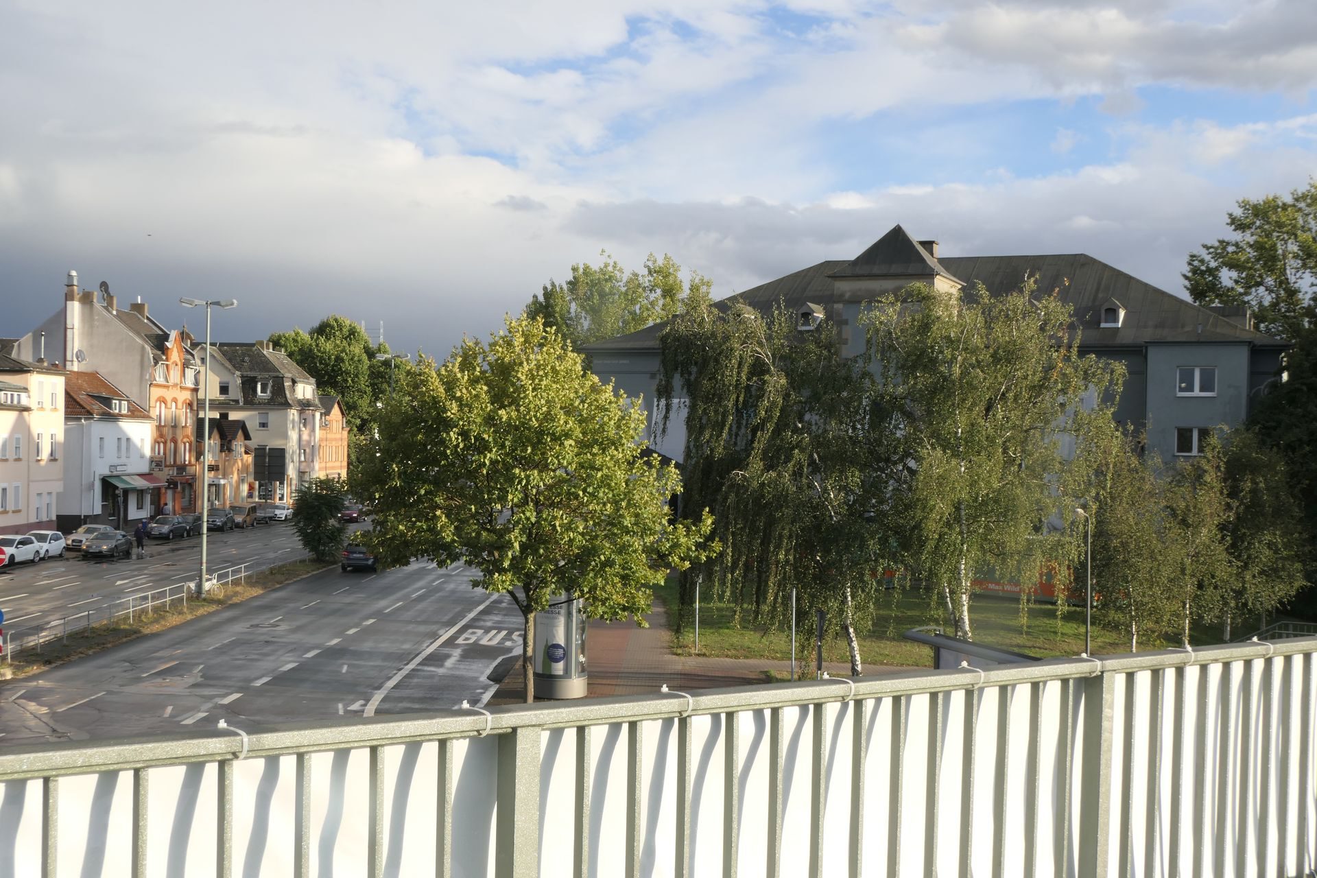 Frankfurt am Main Höchst, Fußgängerbrücke, Blick in Leunastraße und auf Leunabunker