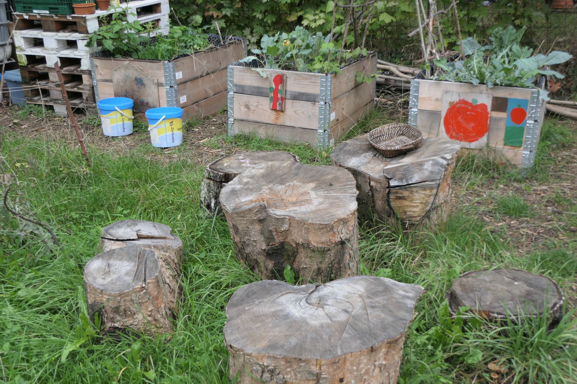 Sitzgruppe im Permagarten, Teutonenweg, Frankfurt am Main Unterliederbach