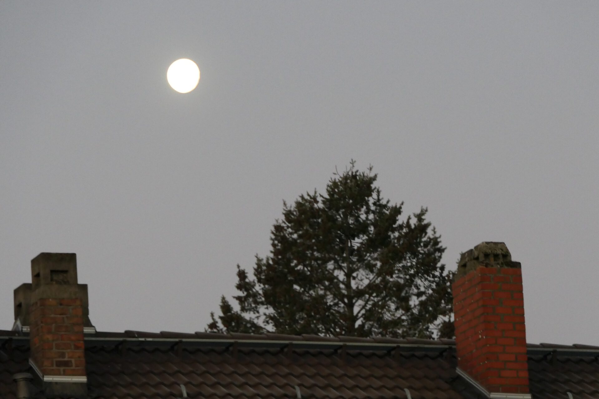 Mond über Dach