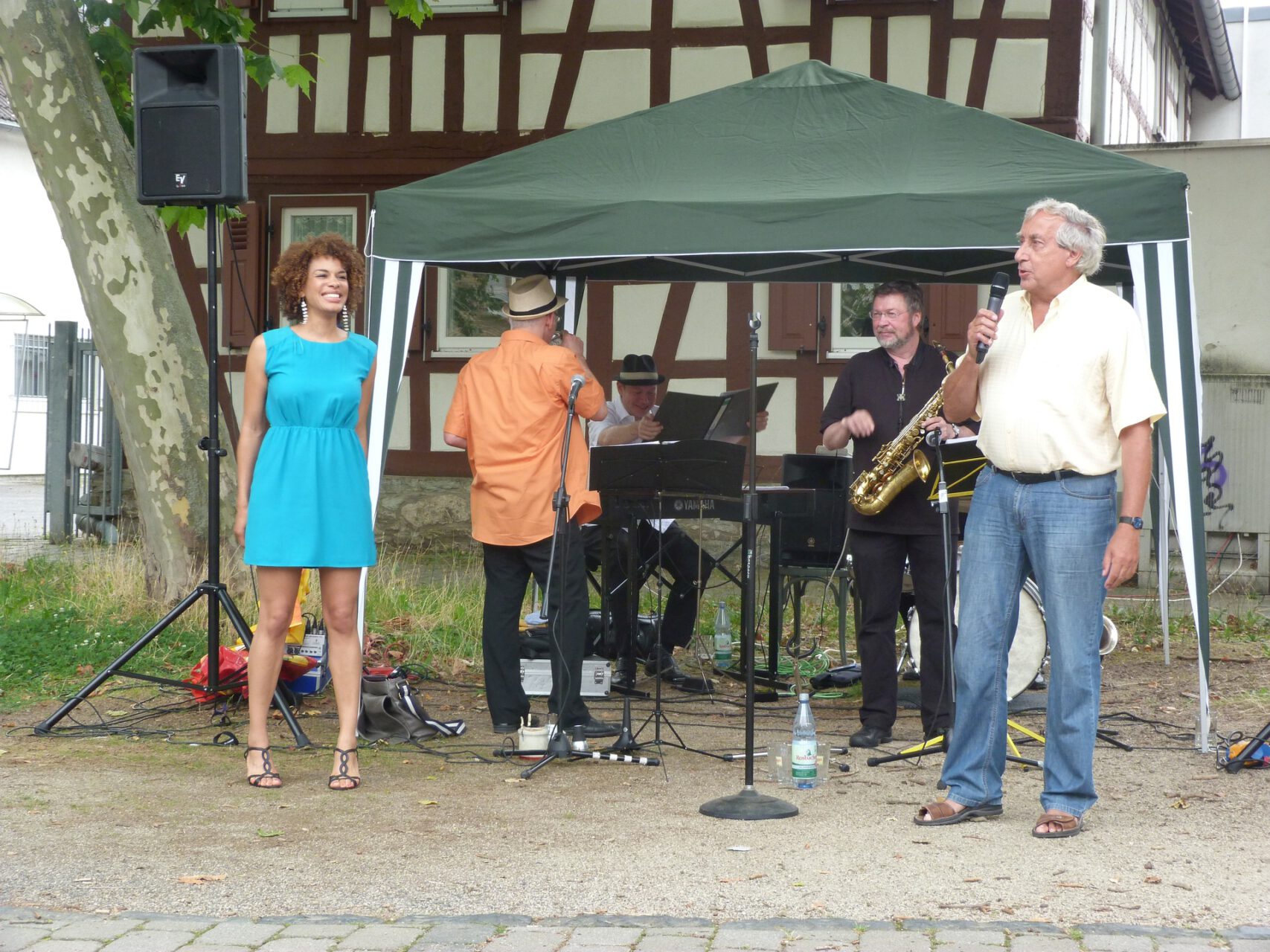 Rudolf Hartleib bei der Vorstellung der Musiker auf dem Unterliederbacher Marktplatz