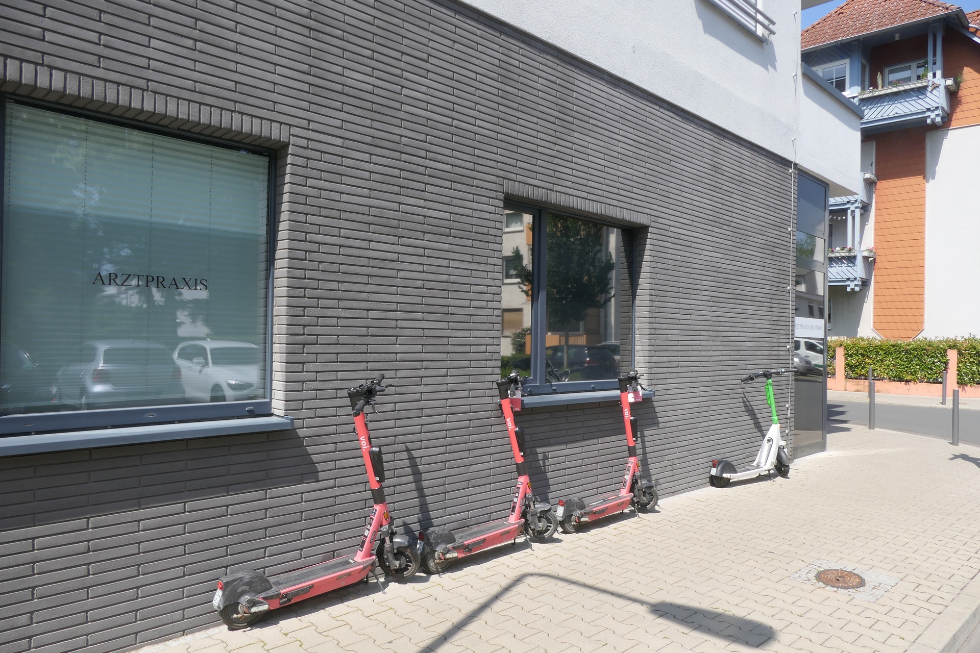 Frankfurt am Main Unterliederbach, Pfälzer Straße, E-Scooter