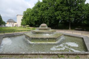 Frankfurt am Main Höchst, Seiler-Brunnen, Hochbunker im Hintergrund