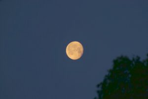 Abnehmender Mond über der kleinen unbedeutenden Straße im Westen Frankfurts