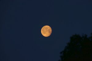 Abnehmender Mond über der kleinen unbedeutenden Straße im Westen Frankfurts