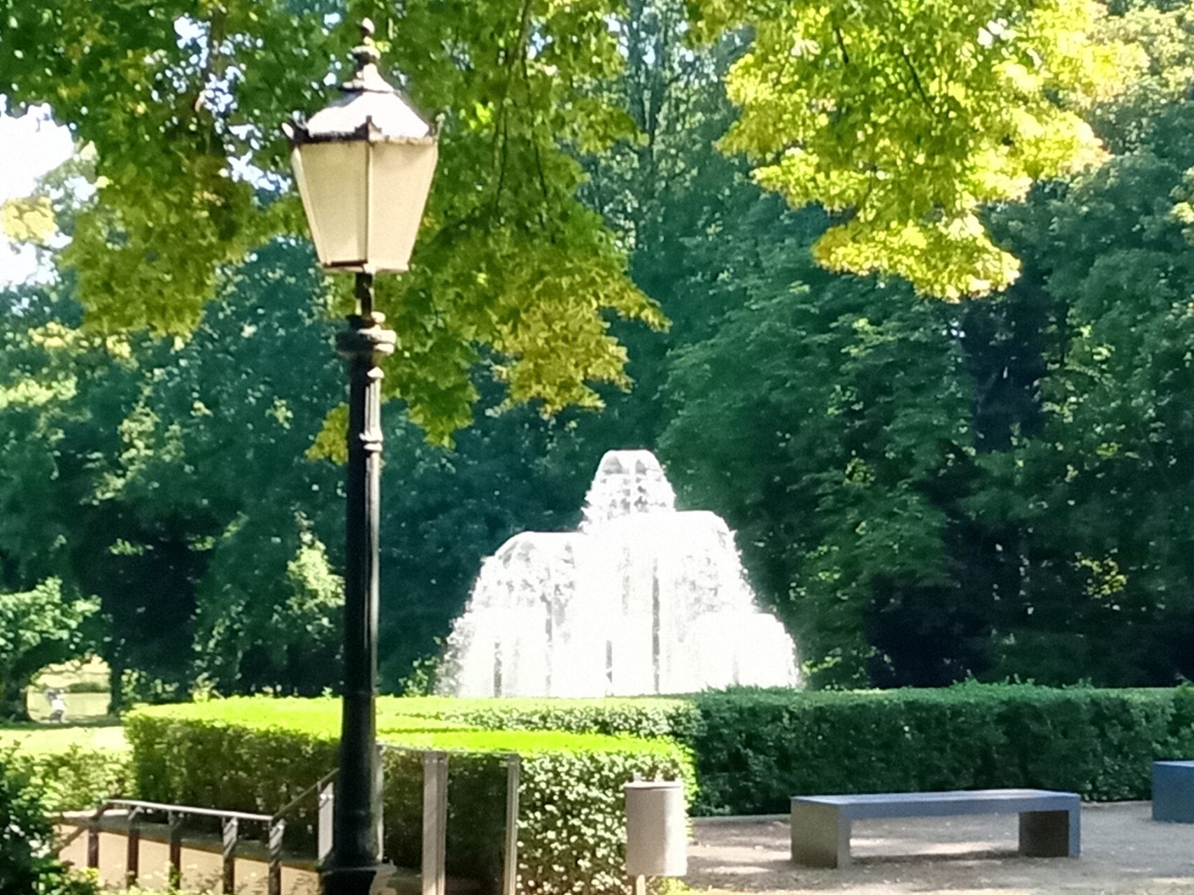 Springbrunnen, Bank und Laterne, Bad Homburg, Kurhausgarten