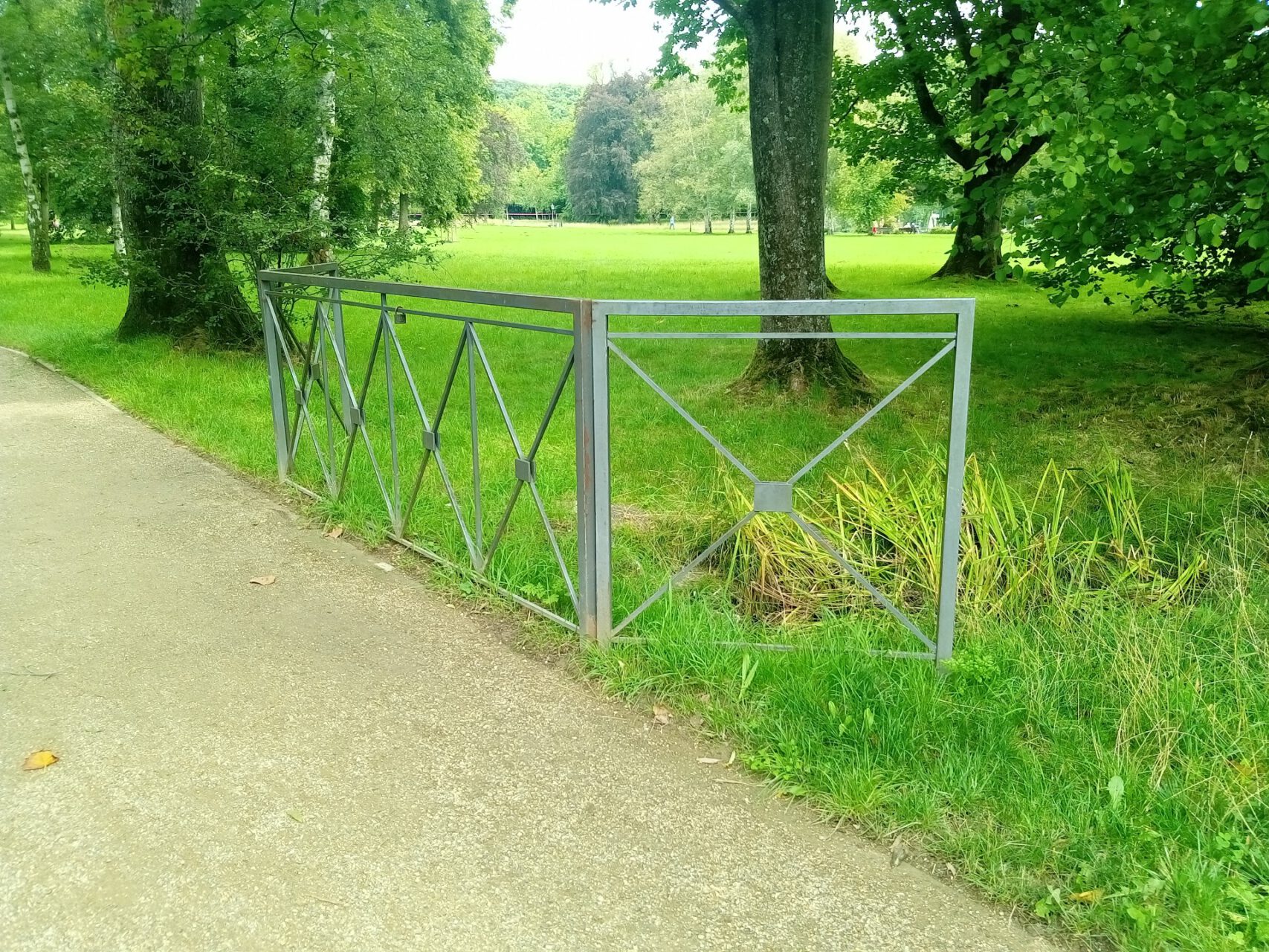 Brückengeländer, einsames Vorhängeschloss, Kurpark, Bad Homburg