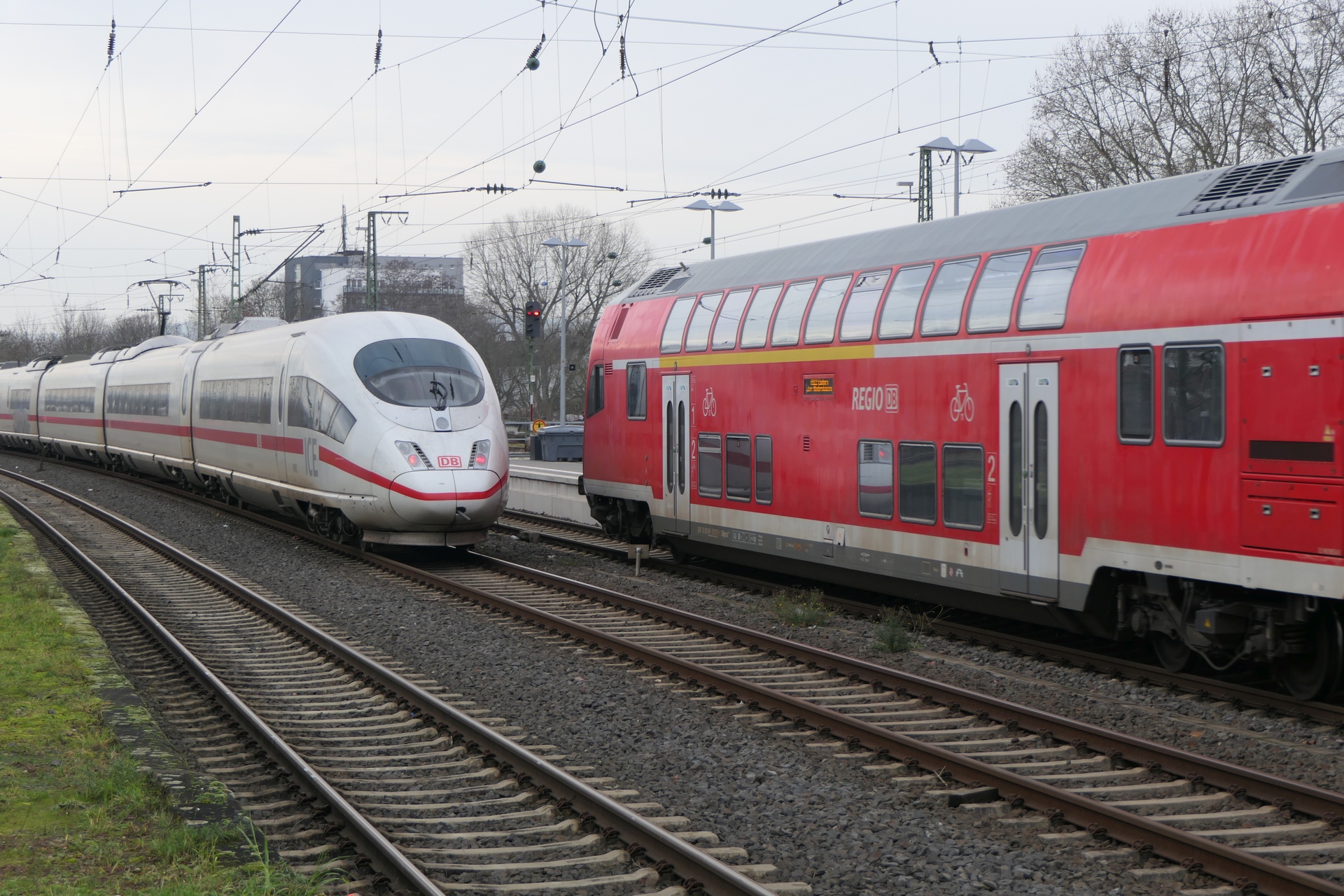 Frankfurt am Main, Höchst, ICE, Regionalbahn, Symbolbild