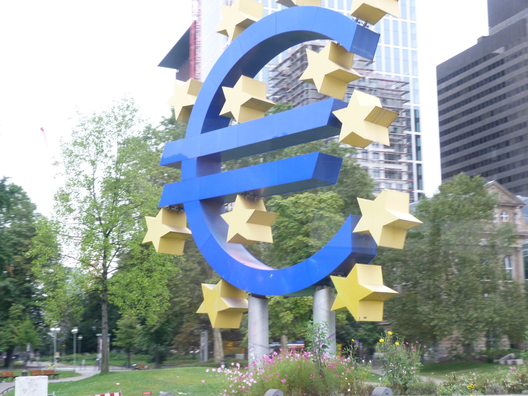 Euro-Symbol, Frankfurt am Main, gegenüber Schauspielhaus/Oper