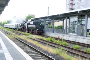 Frankfurt-Höchst, Gleis 12, Pfingstdampf, 52 4867