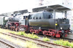 Frankfurt-Höchst, Gleis 12, Pfingstdampf, 52 4867