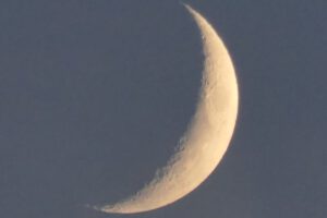 Mond, Frankfurt am Main, Unterliederbach, zunehmend