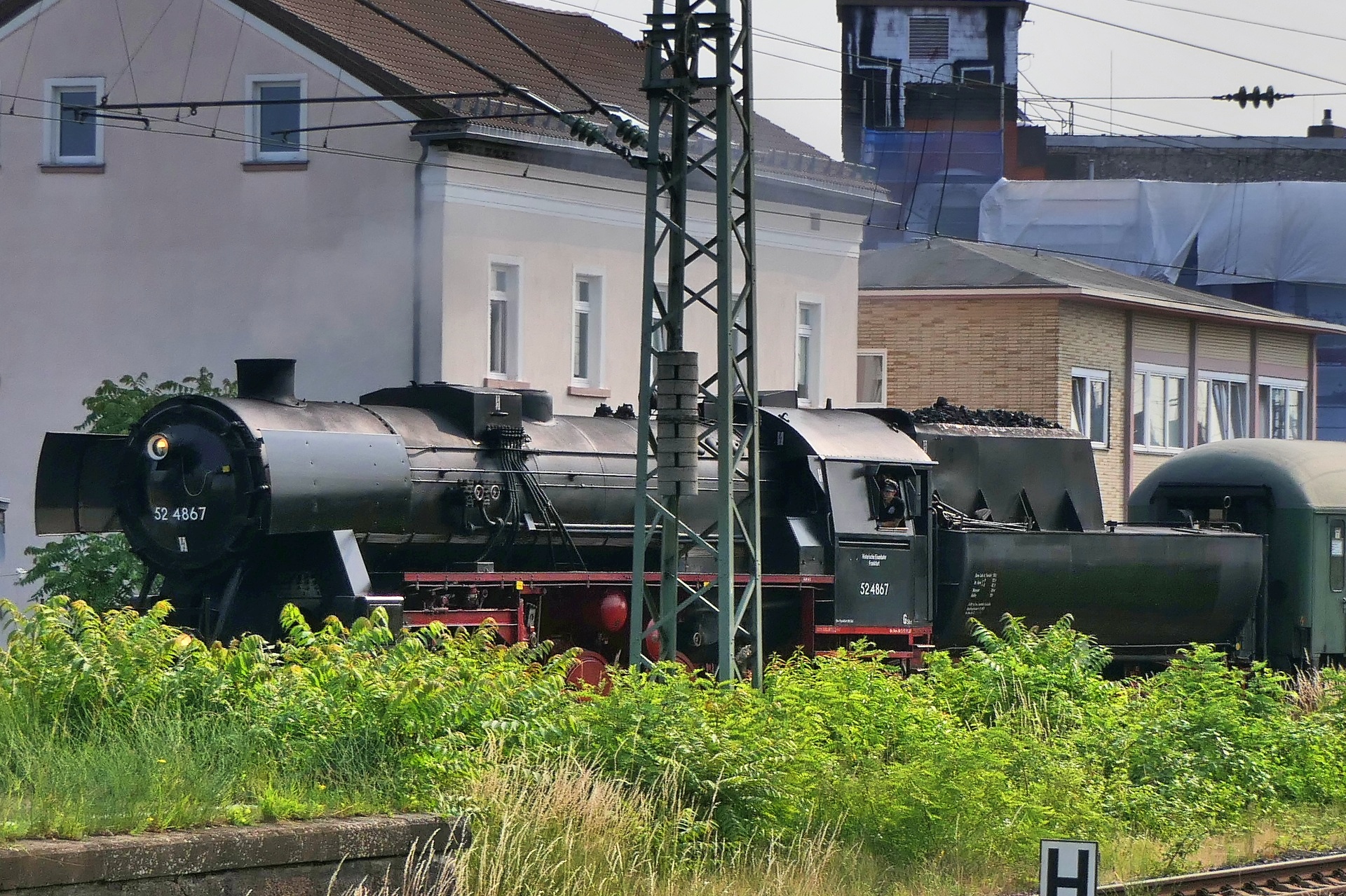 Frankfurt am Main, Höchst. 52 4867, Dampflokomotive, Mit Volldampf in den Taunus